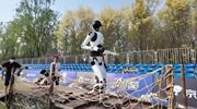 Pekingský maratón robotov nebol len o behu, prekážková trať ukázala, že rozhoduje aj šikovnosť